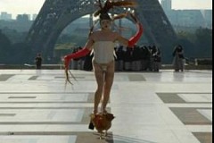 (Vidéo) Une danse, le sexe relié à un coq, conduit l'artiste Steven Cohen devant le tribunal (Vidéo) Une danse, le sexe relié à un coq, conduit l'artiste Steven Cohen devant le tribunal